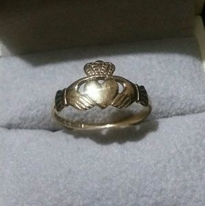 Sz 6 ~ vintage 9k yellow gold Clauddagh ring